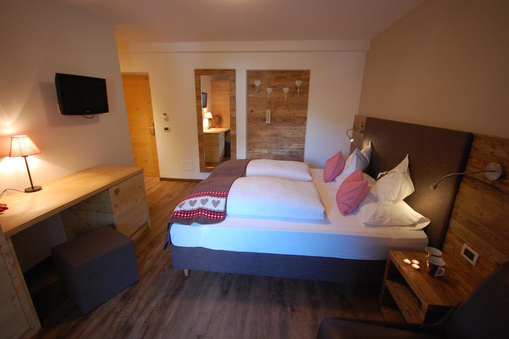 Monti Pallidi B&B Apartments Corvara In Badia Exterior photo